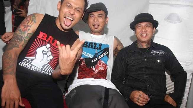 Superman Is Dead (SID) yang digawangi Jerinx (drum), Bobby Kool (gitar dan vokal), serta Eka Rock (bass) menghibur penonton di Indonesia Greaser Party 2015 di Plaza Barat Senayan, (12/4). (Suara.com/Oke Atmaja)