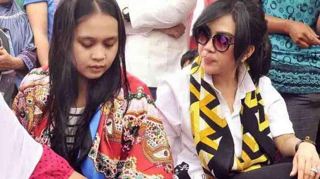 Syahrini baru sempat berkunjung ke makam karena masih di Korea Selatan saat Olga meninggal.