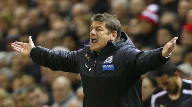 Reaksi manajer Newcastle United John Carver saat timnya berlaga di Anfield (14/4) [Reuters/Lee Smith]