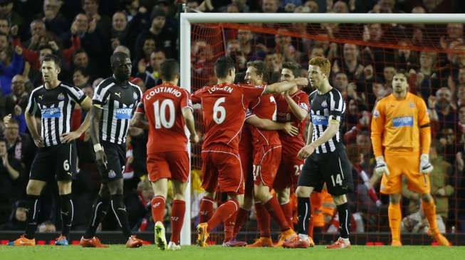 Pemain Liverpool rayakan gol ke gawang Newcastle (14/4) [Reuters/Lee Smith]