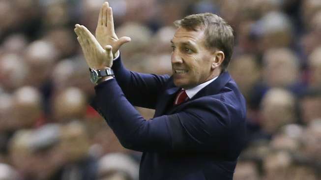 Manajer Liverpool Brendan Rodgers memberi instruksi dari pinggir lapangan (14/4) [Reuters/Lee Smith]