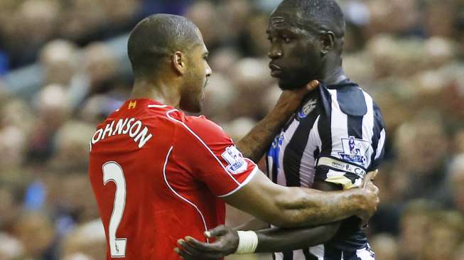 Pemain Liverpool Glen Johnson (kiri) berseteru dengan Moussa Sissoko (14/4) [Reuters/Lee Smith]