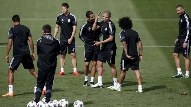 Pemain Real Madrid Cristiano Ronaldo, Marcelo dan Pepe tampak bersenda gurau saat mereka latihan di Valdebebas, (13/4). REUTERS/Susana Vera