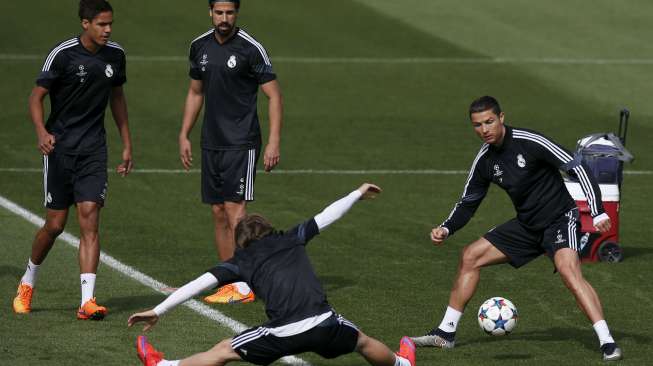 Pemain Real Madrid Luka Modric (tengah) gagal menjangkau bola saat mereka latihan di Valdebebas, (13/4). REUTERS/Susana Vera