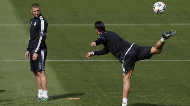 Pemain Real Madrid Cristiano Ronaldo (kanan) beraksi menendang bola saat mereka latihan di Valdebebas, (13/4). REUTERS/Susana Vera