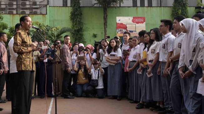 Jokowi Tinjau Pelaksanaan UN