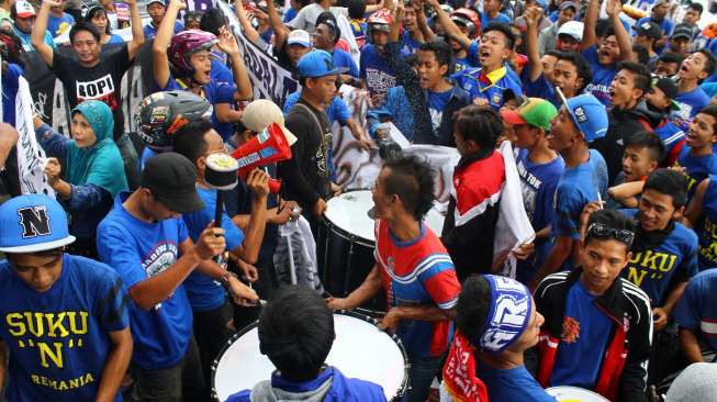 Protes Menpora, Aremania Gelar Sepak Bola di Jalan