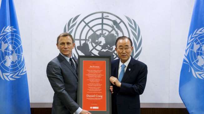 Aktor pemeran James Bond, Daniel Craig, disambut Sekretaris Jenderal Perserikatan Bangsa-Bangsa (PBB) Ban Ki Moon di markas besar New York, Amerika Serikat, (14/4). [Reuters/Lucas Jackson]