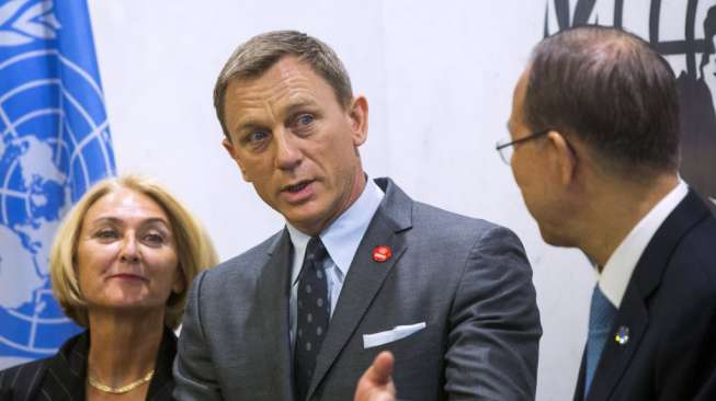 Aktor pemeran James Bond, Daniel Craig, disambut Sekretaris Jenderal Perserikatan Bangsa-Bangsa (PBB) Ban Ki Moon di markas besar New York, Amerika Serikat, (14/4). [Reuters/Lucas Jackson]