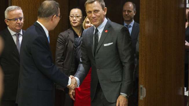 Aktor pemeran James Bond, Daniel Craig, disambut Sekretaris Jenderal Perserikatan Bangsa-Bangsa (PBB) Ban Ki Moon di markas besar New York, Amerika Serikat, (14/4). [Reuters/Lucas Jackson]