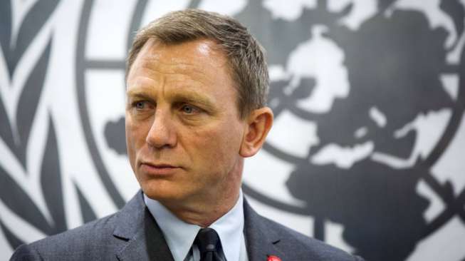 Aktor pemeran James Bond, Daniel Craig, disambut Sekretaris Jenderal Perserikatan Bangsa-Bangsa (PBB) Ban Ki Moon di markas besar New York, Amerika Serikat, (14/4). [Reuters/Lucas Jackson]