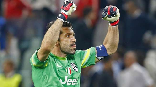 Kapten Juventus Gianluigi Buffon merayakan kemenangan skuatnya atas Juventus di leg pertama perempat final Liga Champions. Reuters / Stefano Rellandini