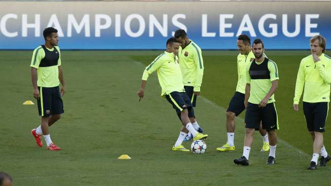 Pemain Barcelona Neymar (tengah) mengontrol bola saat sesi latihan di Parc des Princes (14/4), (Reuters/Gonzalo Fuentes)