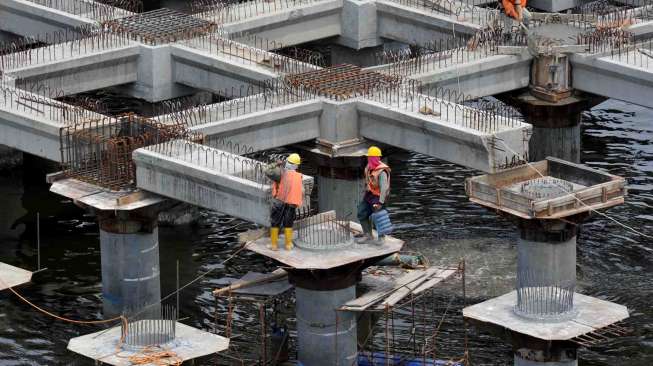 Pelabuhan peti kemas Kalibaru ini diharapkan mampu menambah kapasitas 4,5 juta teus peti kemas pertahunnya.