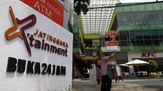 Sebuah bangunan plaza di segel oleh Pemerintah Provinsi DKI Jakarta di kawasan Jatinegara, Jakarta Timur, Rabu (15/4). [Suara.com/Kurniawan Mas'ud]