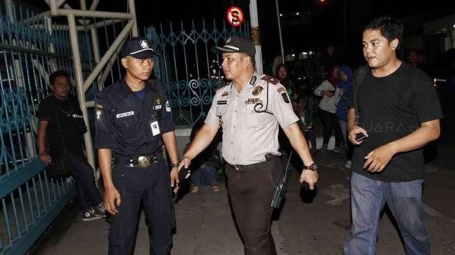 Bareskrim Polri menggeledah kantor Perusahaan Umum Percetakan Negara di Jalan Percetakan Negara 21, Jakarta Pusat, Rabu (15/4). [Kurniawan Mas'ud]