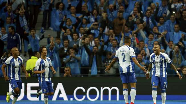 Pemain Porto Ricardo Quaresma (kanan) rayakan gol ke gawang Bayern Munich (16/4) [Reuters/Rafael Marchante]