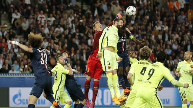 Penjaga gawang Barcelona Marc Andre ter Stegen meninju bola (16/4) [Reuters/Christian Hartmann]