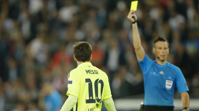 Lionel Messi mendapat kartu kuning (16/4) [Reuters/Gonzalo Fuentes]