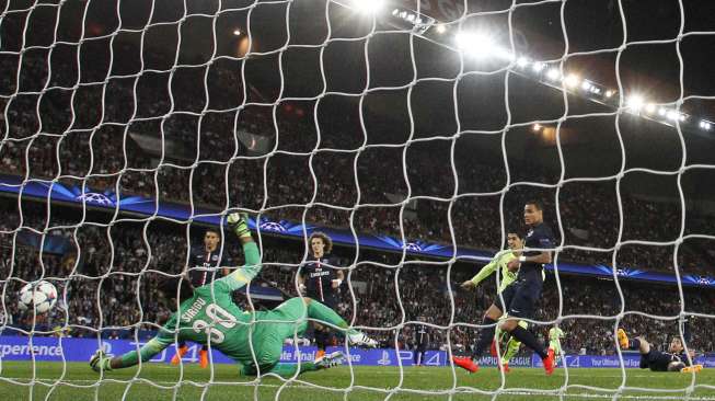 Luis Suarez mencetak gol ke gawang Barcelona (16/4) [Reuters/Christian Hartmann]
