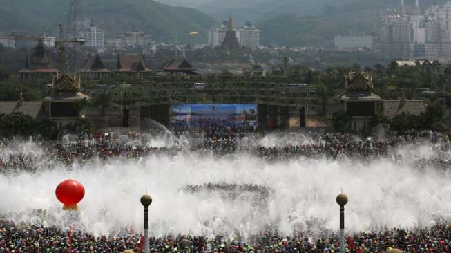 Ribuan orang ikut ambil bagian dalam festival semprot air di Xizhuangbanna, Jinghong, dan Menglian di Provinsi Yunnan, (15/4). [Reuters/Wong Campion/China Daily]