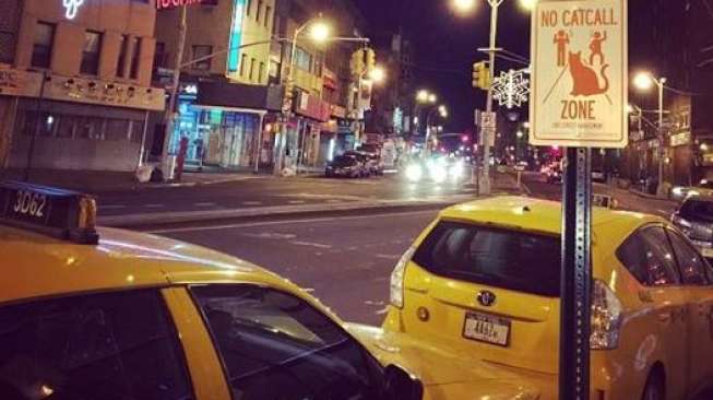 Jalanan New York Dipasang Papan Larangan Goda Perempuan