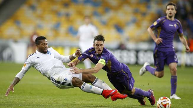 Pemain Kiev Jeremain Lens (kiri) berebut bola dengan Gonzalo Rodriguez (17/4) [Reuters/Valentyn Ogirenko]