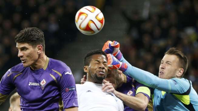 Penjaga gawang Fiorentina Neto (kanan) meninju bola untuk mengamankan gawangnya (17/4) [Reuters/Valentyn Ogirenko]