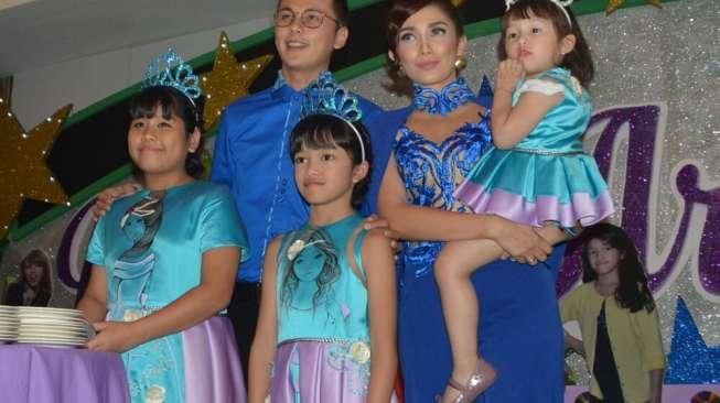 Pasangan selebriti, Ussy Sulistiawaty-Andika Pratama bersama anak-anaknya. (Foto: suara.com/Nanda Hadiyanti)