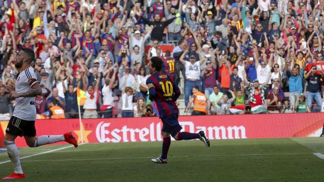 Pemain Barcelona Lionel Messi merayakan golnya ke gawang Valencia guna memastikan skuatnya menang 2-0 di Camp Nou. Reuters/Gustau Nacarino