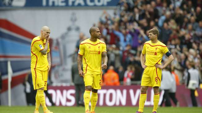 Reaksi pemain Liverpool (kanan-kiri) Steven Gerrad, Glen Johnson dan Martin Skrtel usai pertandingan (20/4) [Reuters/Carl Recine]