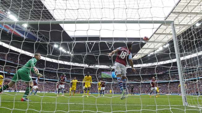 Pemain Aston Villa Kieran Richardson membendung bola hasil tandukkan Gerrard (20/4) [Reuters/Stefan Wermuth]