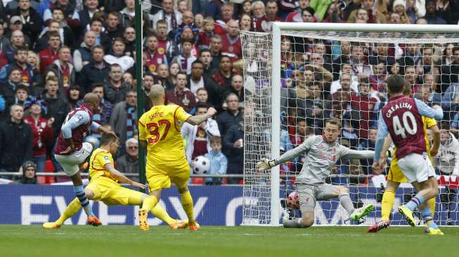 Pemain Aston Villa Fabian Delph mencetak gol ke gawang Liverpool (20/4) [Reuters/Carl Recine]