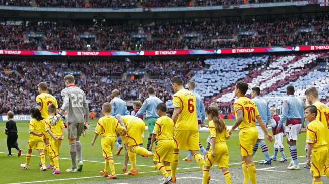 Pemain Liverpool dan Aston Villa memasuki arena pertandingan (20/4) [Reuters/Carl Recine]