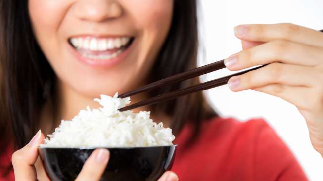 Ilustrasi makan nasi. (Shutterstock)