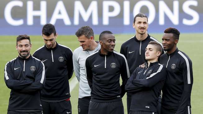 Pemain PSG (kiri-kanan) Ezequiel Lavezzi, Javier Pastore, Nicolas Dehon, Blaise Matuidi, Zlatan Ibrahimovic, Marco Verratti dan Jean-Christophe Bahebeck menghadiri sesi latihan di Barcelona [Reuters/Gustau Nacarino]