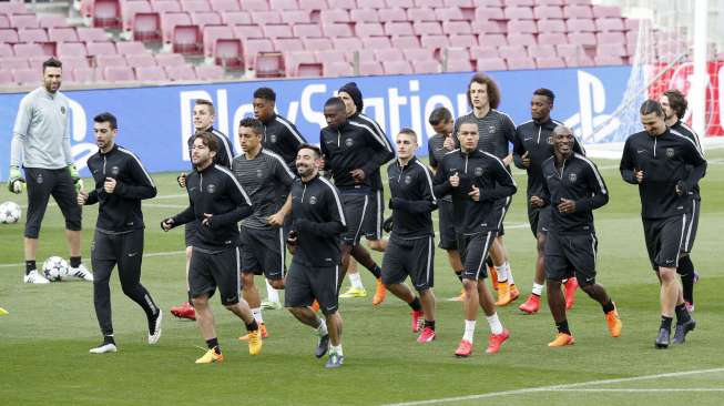 Pemain PSG tengah menjalani latihan guna menghadapi Barcelona di leg kedua perempat final Liga Champions (21/4) [Reuters/Gustau Nacarico]