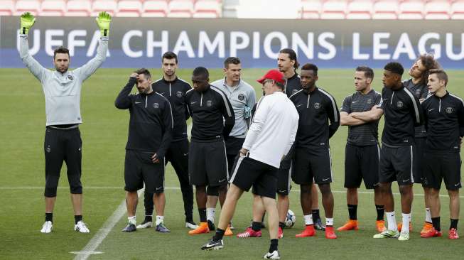 Pelatih PSG laurent Blanc memberi instruksi kepada para pemainnya dalam sesi latihan di Camp Nou (21/4) [Reuters/Gustau Nacarino]