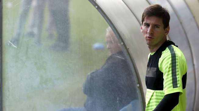 Lionel Messi menghadiri sesi latihan di Joan Gamper (21/4) [Reuters/Albert Gea]