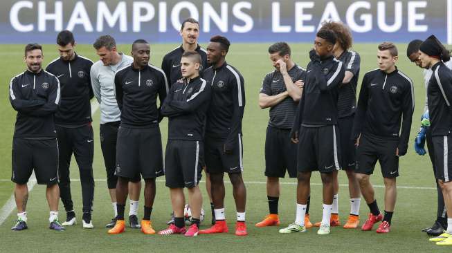 Pemain PSG tengah menjalani latihan guna menghadapi Barcelona di leg kedua perempat final Liga Champions (21/4) [Reuters/Gustau Nacarico]