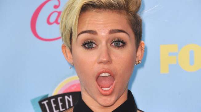 Terbang di Tengah Badai, Pesawat Miley Cyrus Disambar Petir