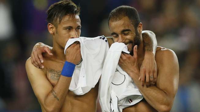 Pemain Barcelona Neymar (kiri) terlihat akrab dengan pemain PSG Lucas Moura usai pertandingan (21/4) [Reuters/Albert Gea]