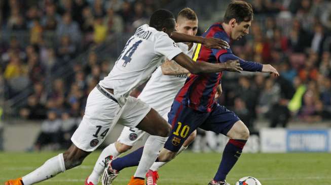 Pemain PSG Blaise Matuidi mencoba menghentikan laju Lionel Messi [Reuters/Gustau Nacarino]