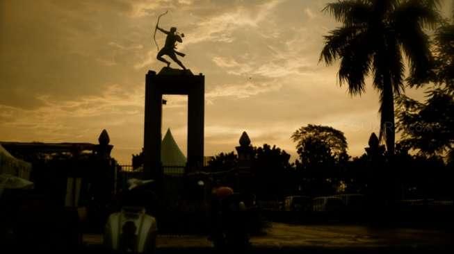 Eksotisme Siluet Matahari Senja di Jakarta