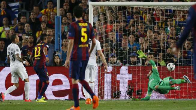 Neymar menjebol gawang PSG (21/4) [Reuters/Paul Hanna]
