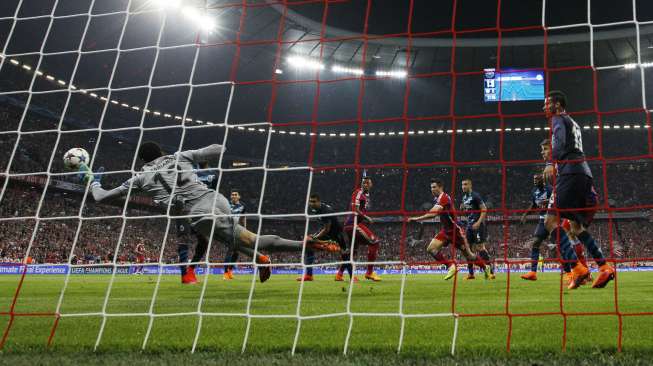 Pemain Bayern Jerome Boateng menjebol gawang Porto (21/4) [Reuters/Michaela Rehle]