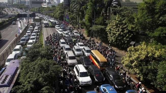 Kemacetan di beberapa ruas jalan protokol imbas dari penutupan arus lalu lintas terkait puncak acara KAA ke-60.   