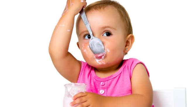 Ilustrasi bayi makan yogurt. (Shutterstock)