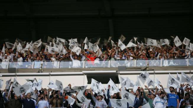 Fans Real Madrid rayakan kemenangan Los Blancos atas Atletico di leg kedua Liga Champions (23/4) [Reuters/Sergio  Perez]