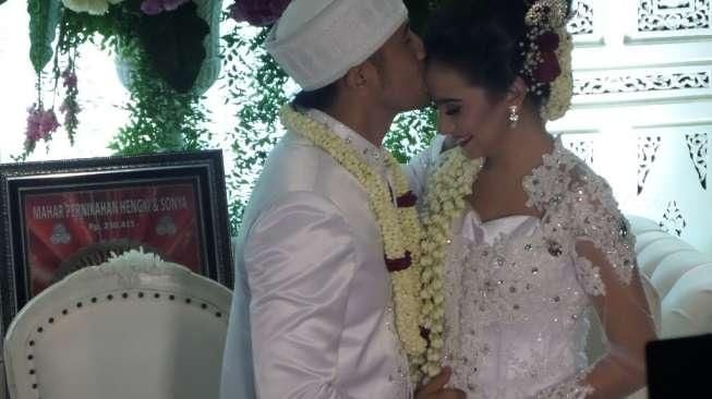 Hengky dan Sonya Resmi Menikah